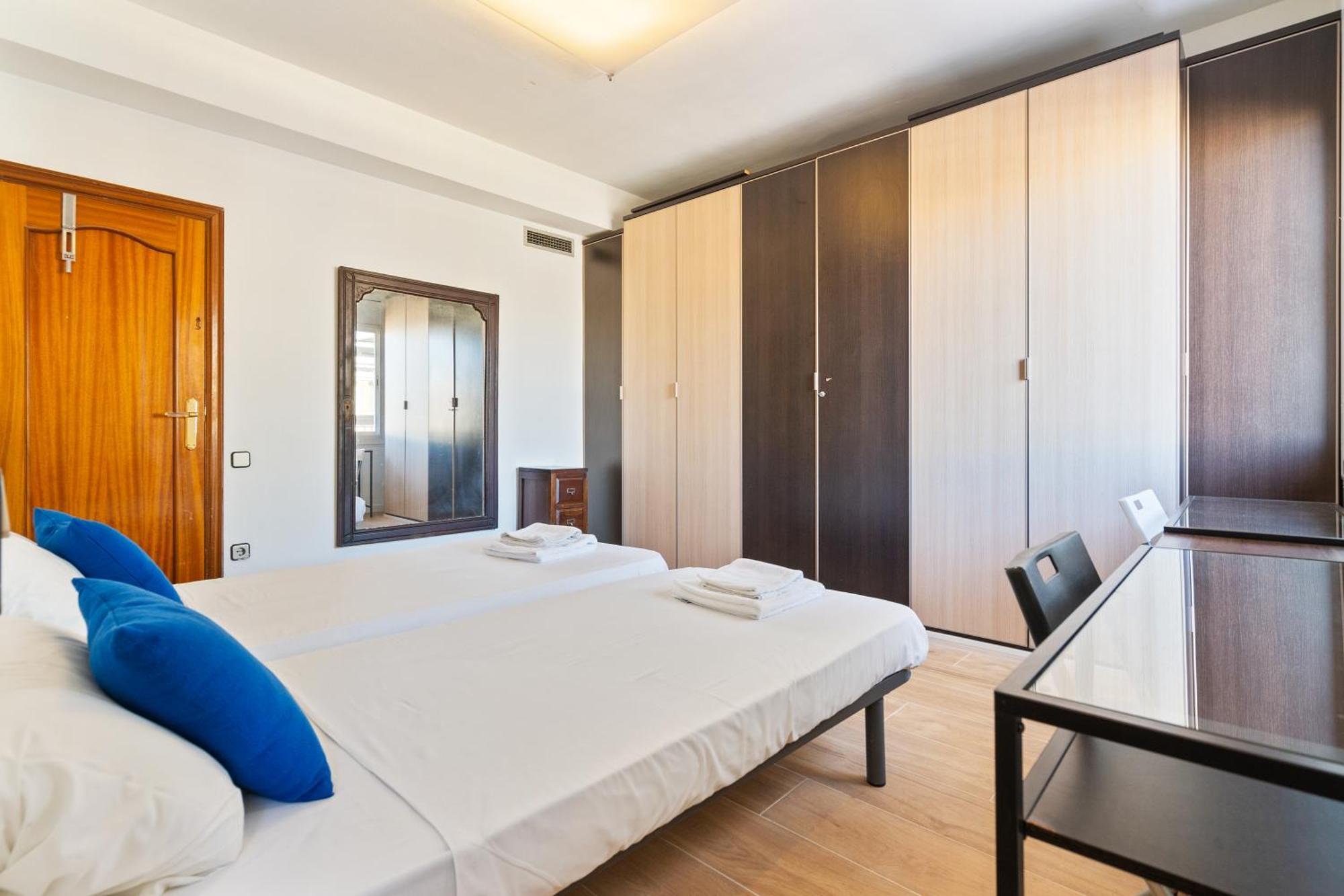 Chic 3Br Retreat With Private Terrace Lägenhet Barcelona Exteriör bild